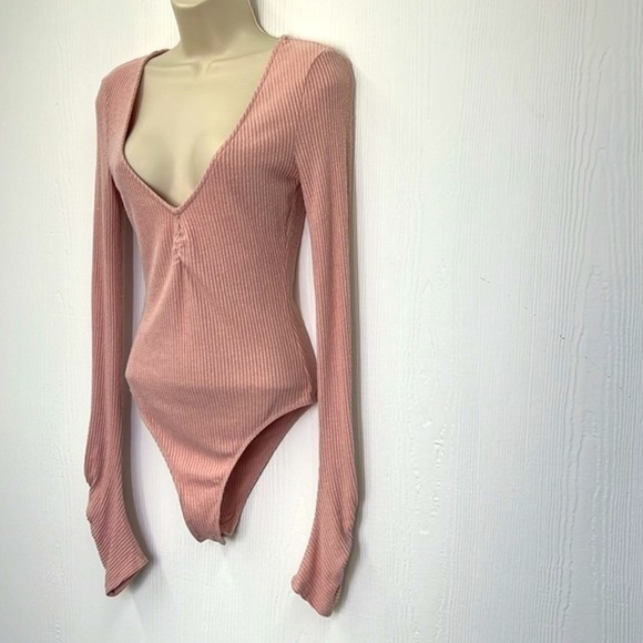 Free People - Cozy Up With Me Pink Salt Ribbed Long Sleeve Deep V Bodysuit Small - Picture 6 of 12